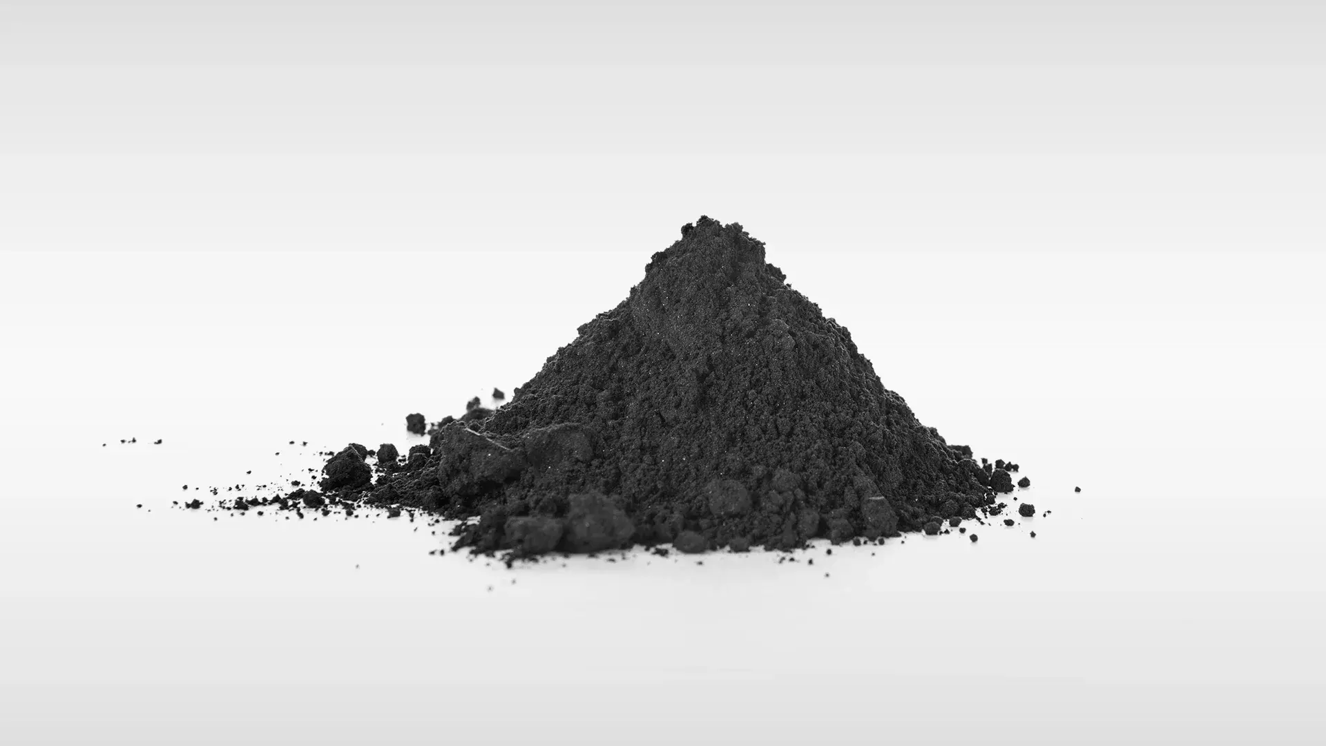 Anhäufung Schwarzer Masse aus dem Recyclingprozess einer Lithium-Batteri
